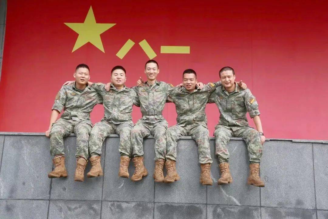 退伍季丨这一张张"摆拍"的照片,只为留住老兵的心念