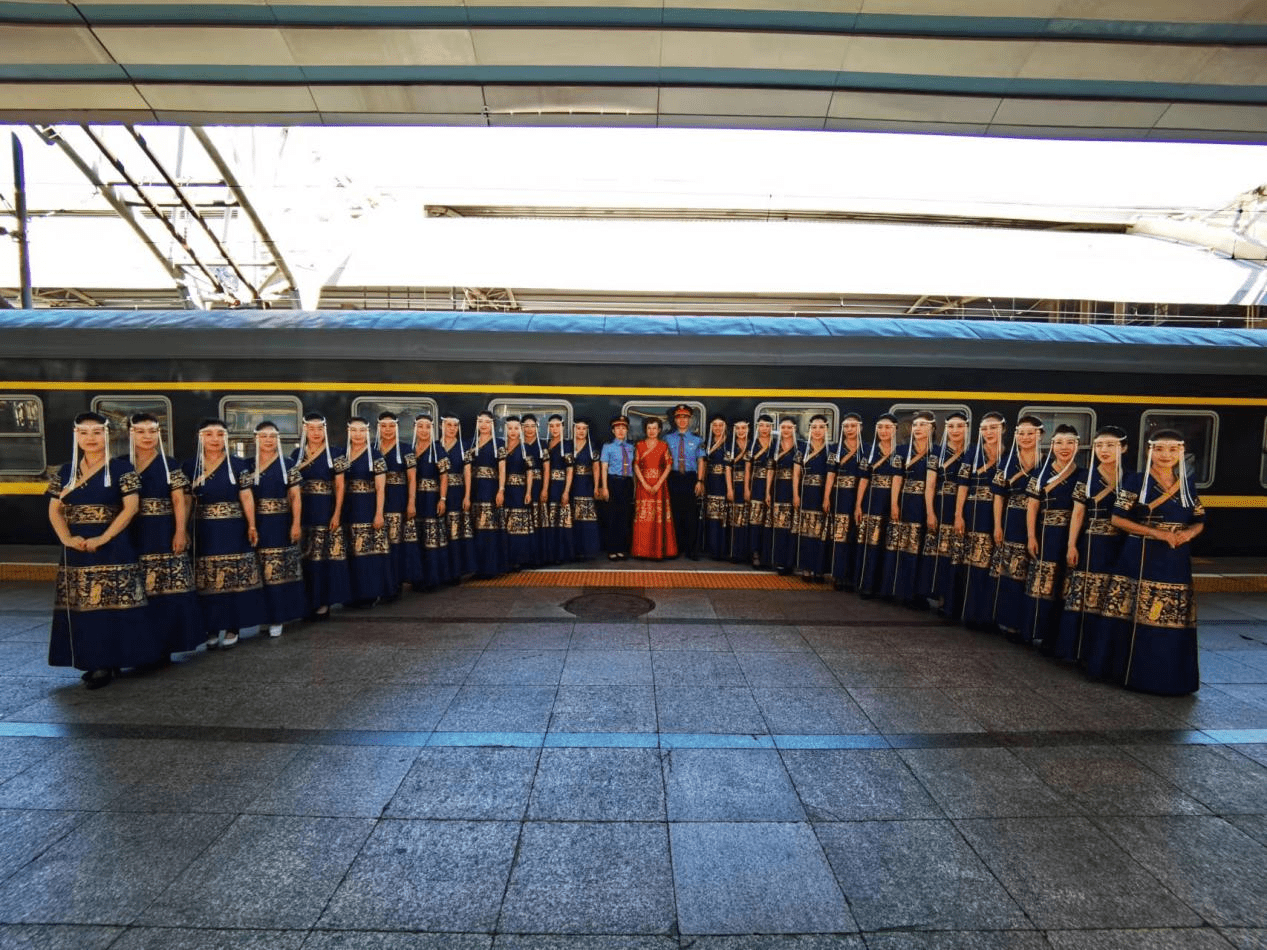 铁路工作人员与服装团队合影(央广网发 柏彦辉 摄)t48次列车工作人员