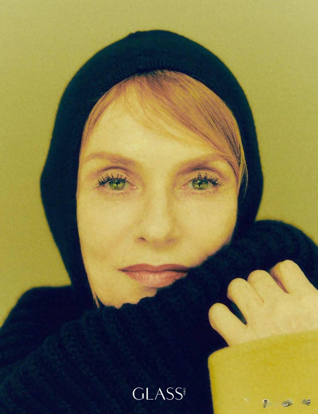 伊莎贝尔·于佩尔《glass》杂志封面大片,从容演绎法式时髦_合作_新片