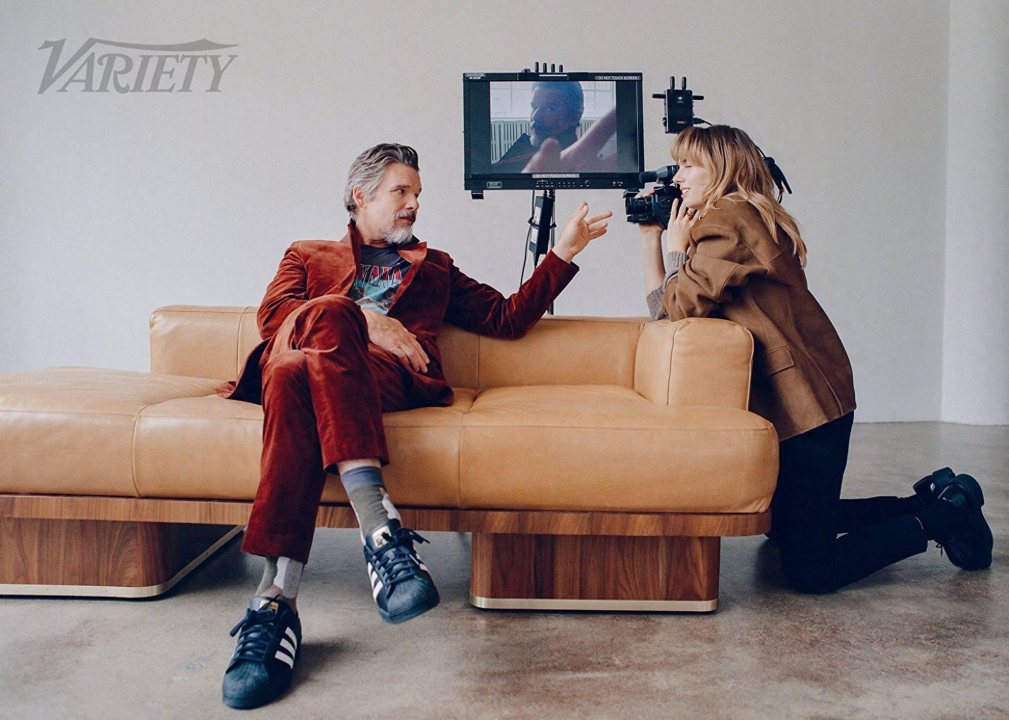 和蕾哈娜聊天的事又被提到,女儿笑话爸爸是在试图公开调情,伊桑霍克表