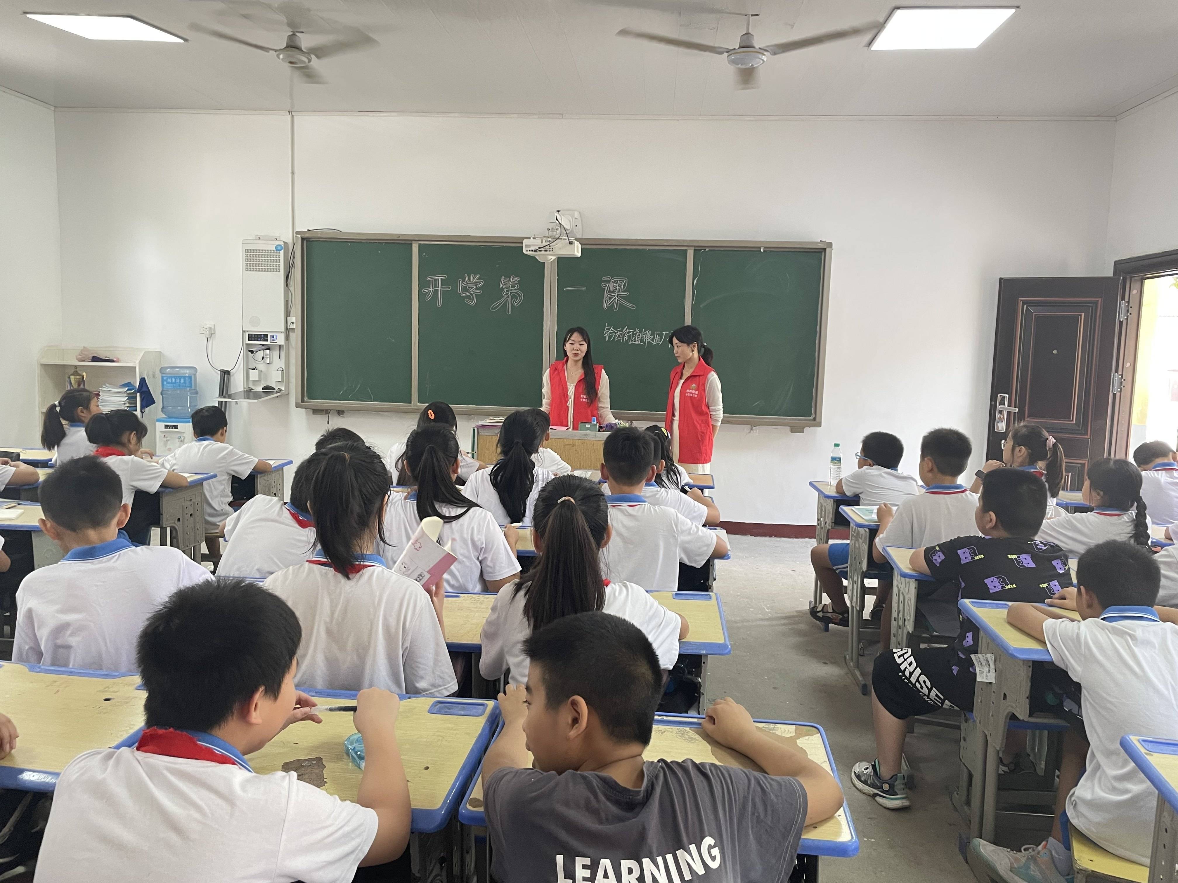 江西省新余市分宜县钤西街道锻压厂社区关工委开展"创文创卫小课堂"