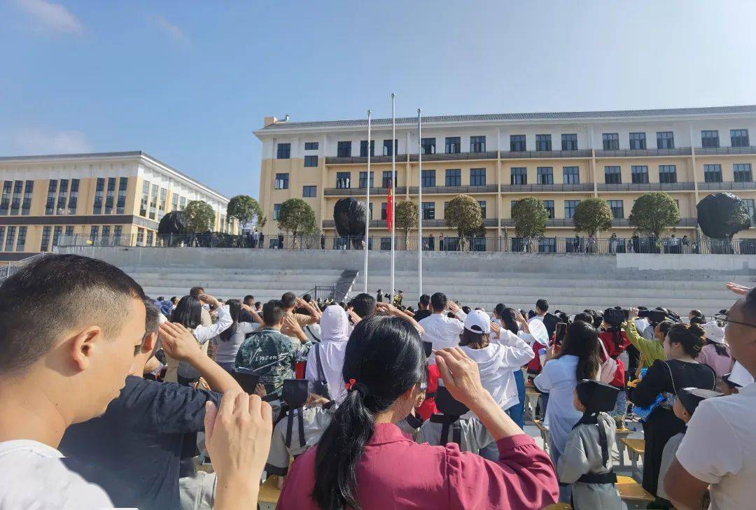 9月6日,镇雄城南中学附属第一小学举行开学典礼暨开笔仪式,对学生进行