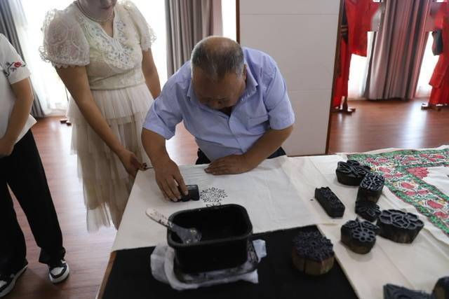 库尔班江展示模戳印花制作工序.