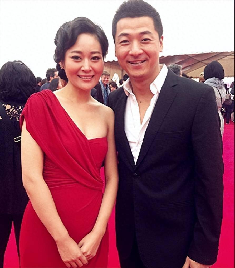 他凭闯关东爆红,娶美女同桌为妻,生一双儿子,一家四口幸福美满_齐奎