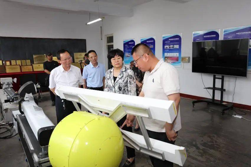 自治区总工会二级巡视员常丽武为内蒙古工业大学“黄平平创新工作室”授匾，强调发挥创新引领功能，为技术攻坚、教育教学作出更大贡献