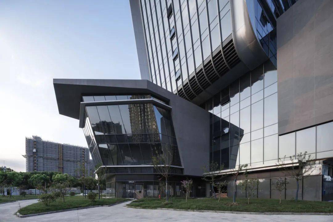 希尔顿五星级酒店丨一幅展现流线与速度感的立面画卷_建筑_设计_线条