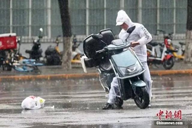 打工新鲜事儿 | 外卖员暴雨中趟齐腰深水送餐，极端天气要不要点外卖？