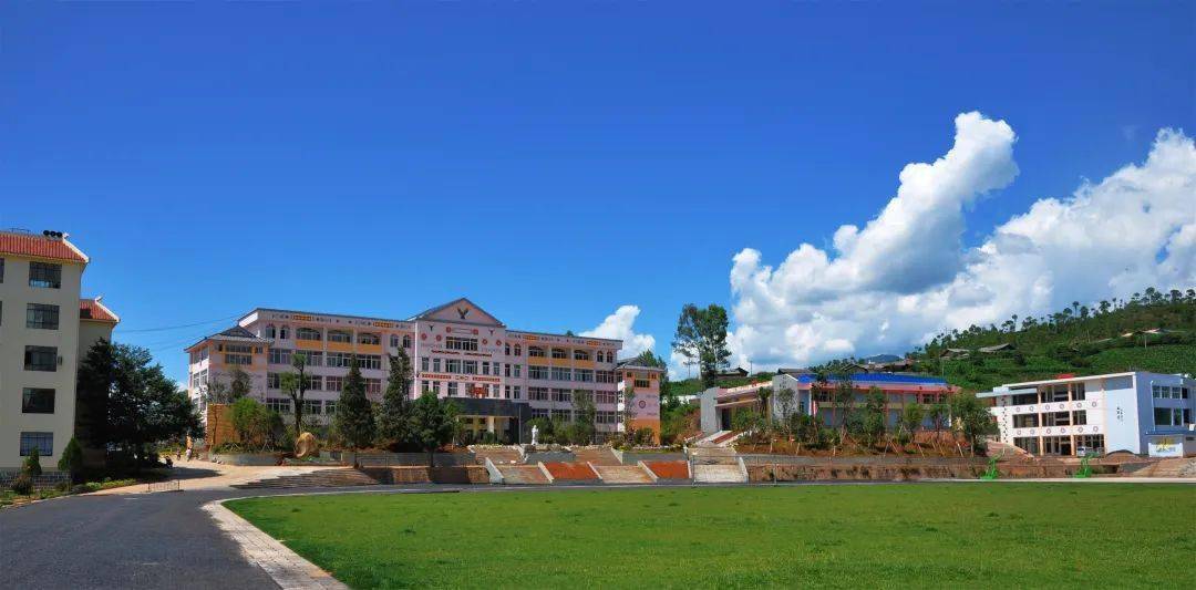 宁蒗民族中学全景紫石中学教师徐松海表示其实自己身边就有在宁蒗