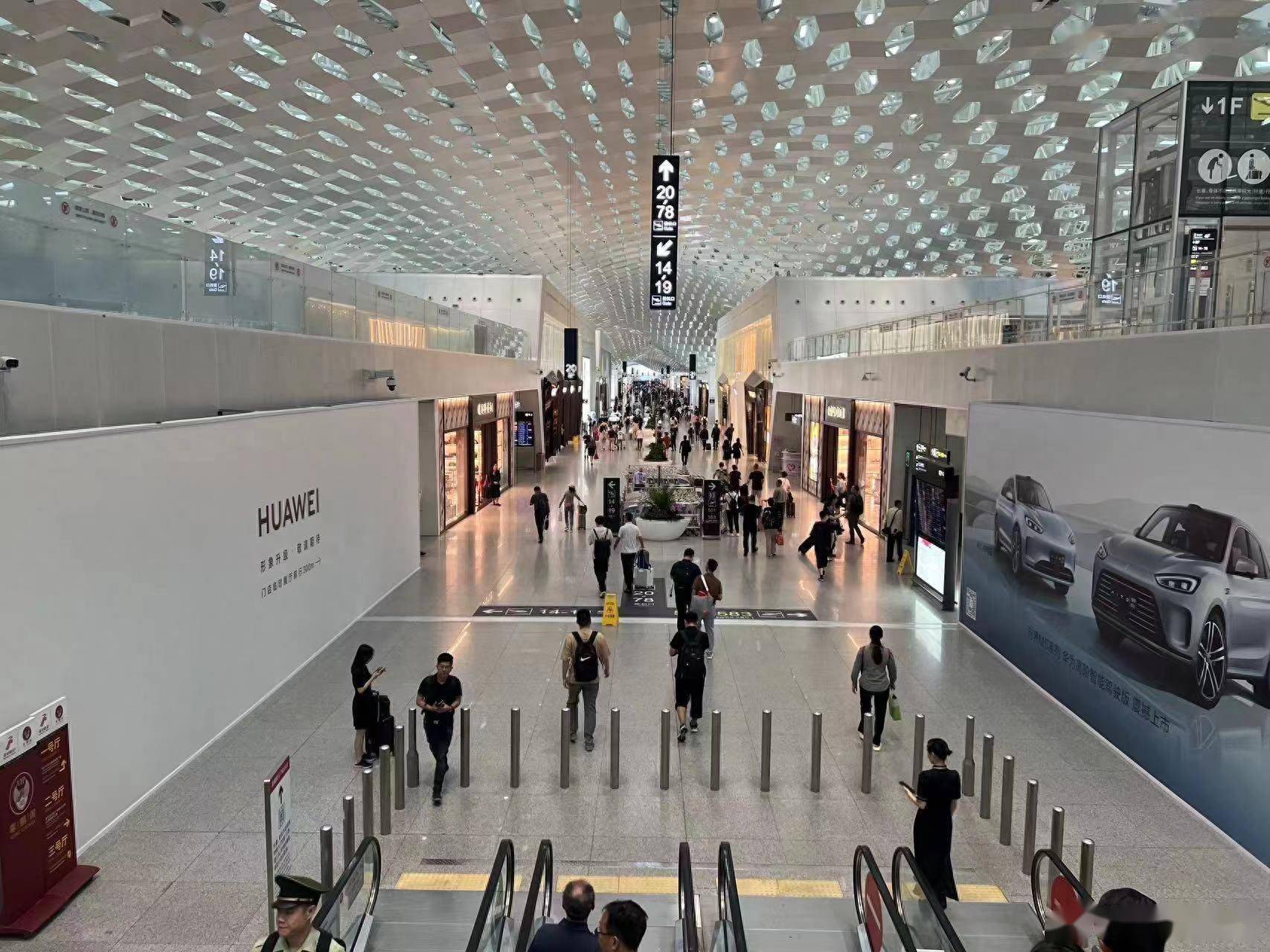 深圳机场候机大厅 石道雄摄文/羊城晚报全媒体记者 宋王群来源 | 羊城