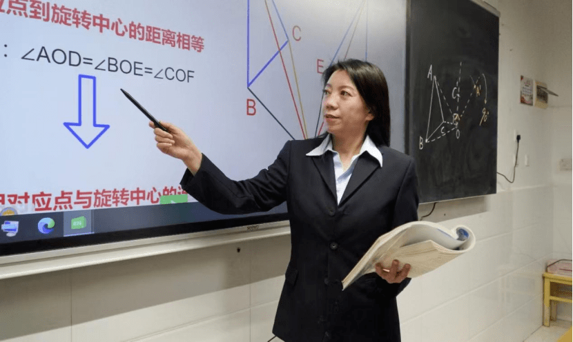 本科学历,2003年9月参加工作,高级教师,现任铜川市第三中学数学教师