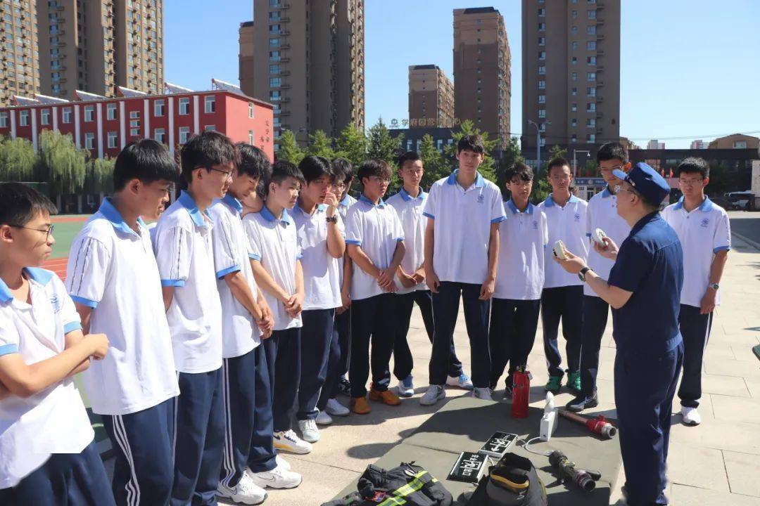 双台子区消防救援大队走进盘锦市第二高级中学开展"开学第一课"活动