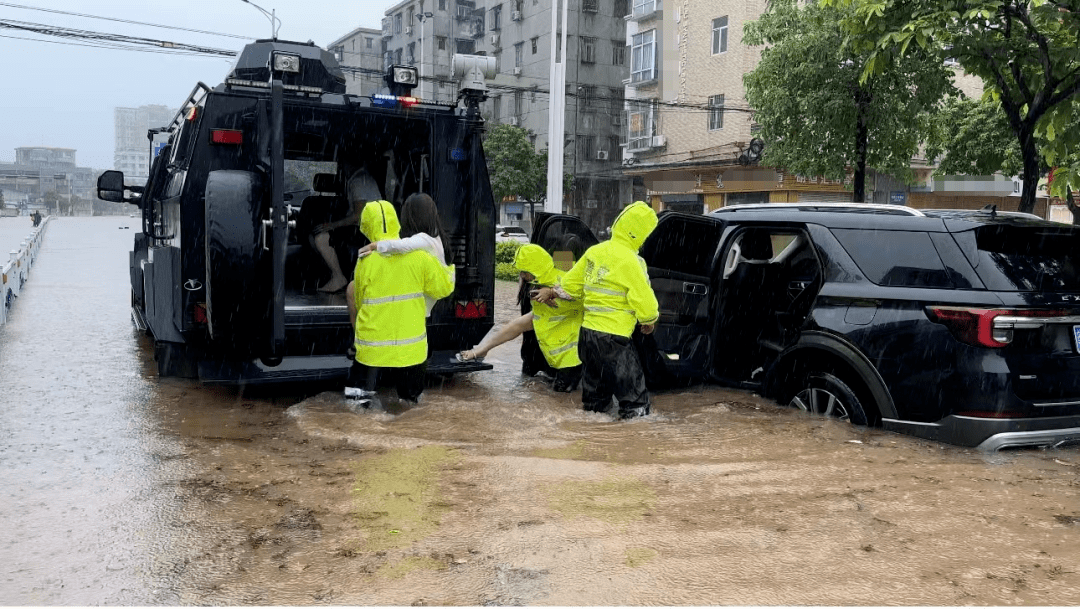 多图直击佛山暴雨!今天,佛山人都在乘风破浪._西樵_小时_历史