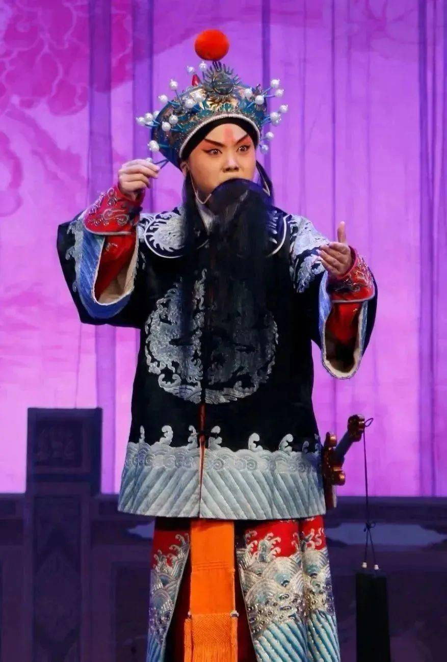 省京剧二团优秀青年演员,主工老生,先后师从京剧名家黎正清,胡建铭,孙