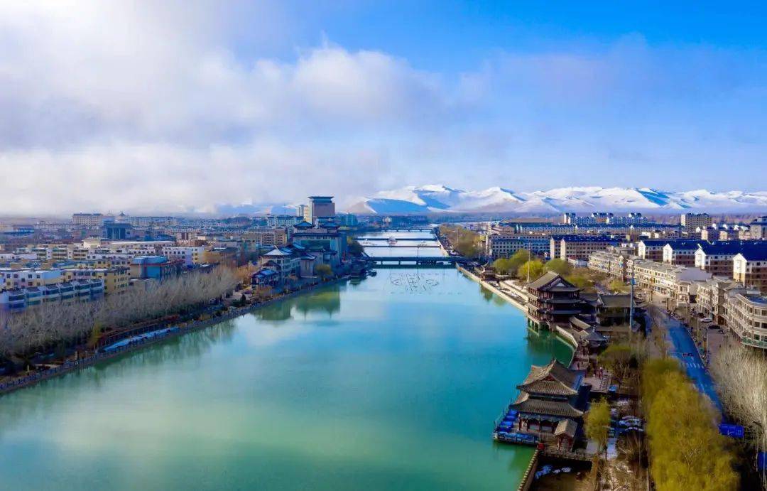 敦煌绿洲由党河滋补,发源于祁连山的党河,全长390公里,流域面积1.