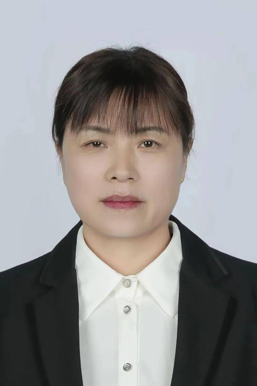 白露,生于1978年12月,毕业于陕西乾县师范学校,本科学历,小学一级教师