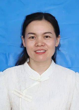 侯素萍,现为连山民族中学老师.她始终坚信:"立德树人,爱心育人".