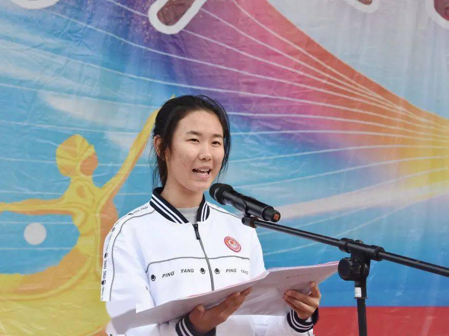 在激昂的乐声中,教师代表张峰,王璇老师,代表全体教师对学生提出了