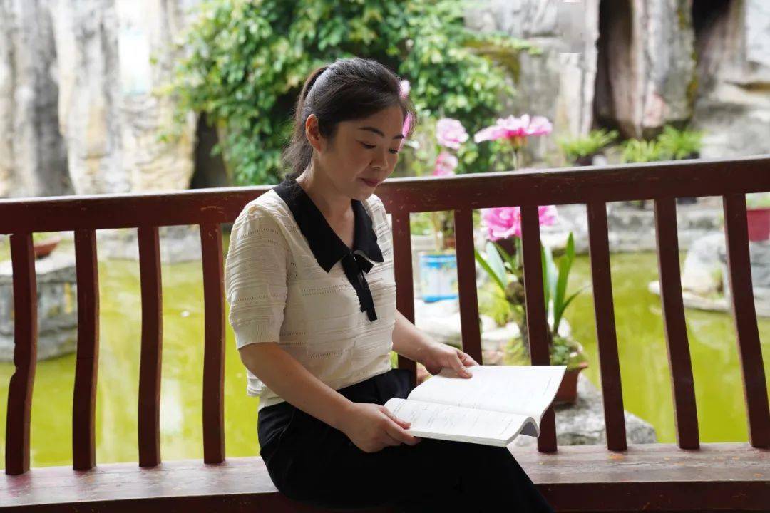 【倾尽丹心育桃李 奉献韶华铸师魂唐霞】:三尺讲台育桃李 一支粉笔写