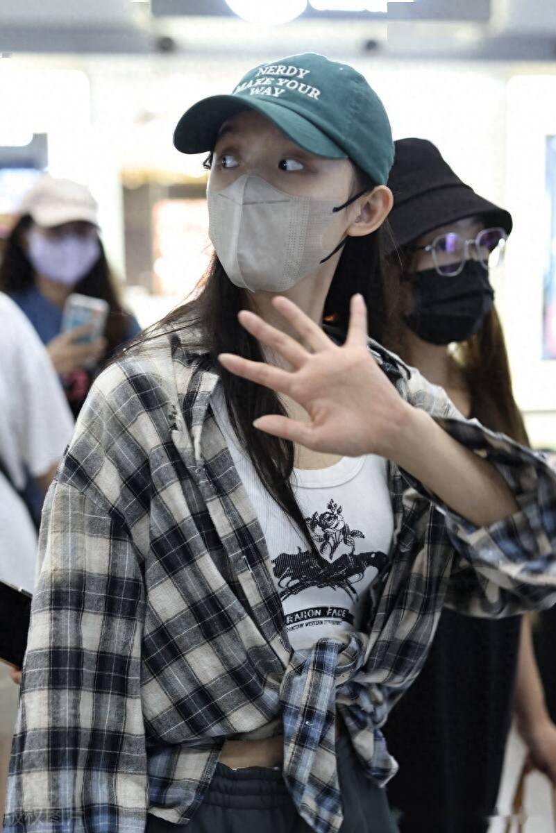 街拍:林允格纹衬衫 黑色运动裤 棒球帽休闲随性_北京_机场