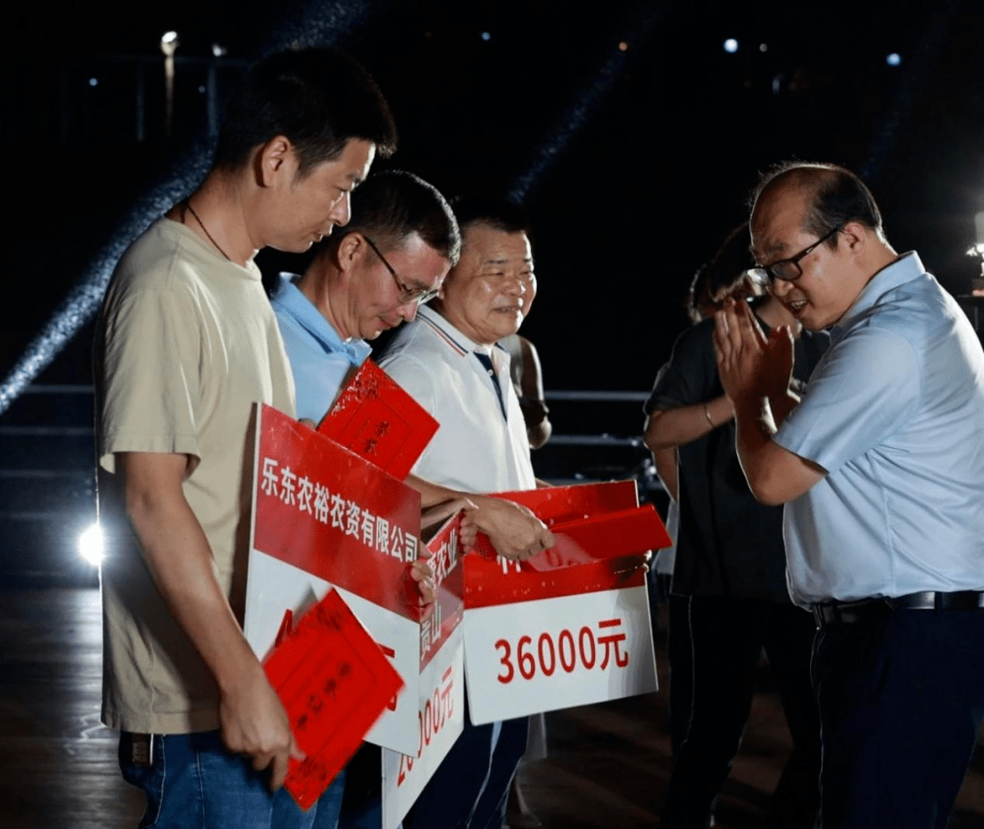 年最具爱心人士"颁发证书活动中,由菠萝乐队,县歌舞团,本土歌手刘洪余