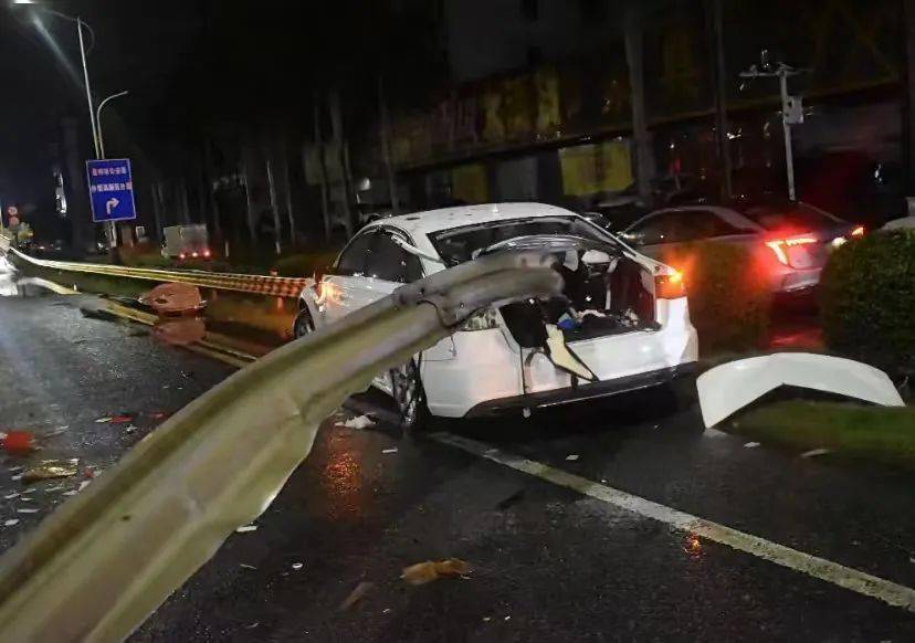 一小车车体被贯穿,惠州仲恺一路段发生一则交通事故