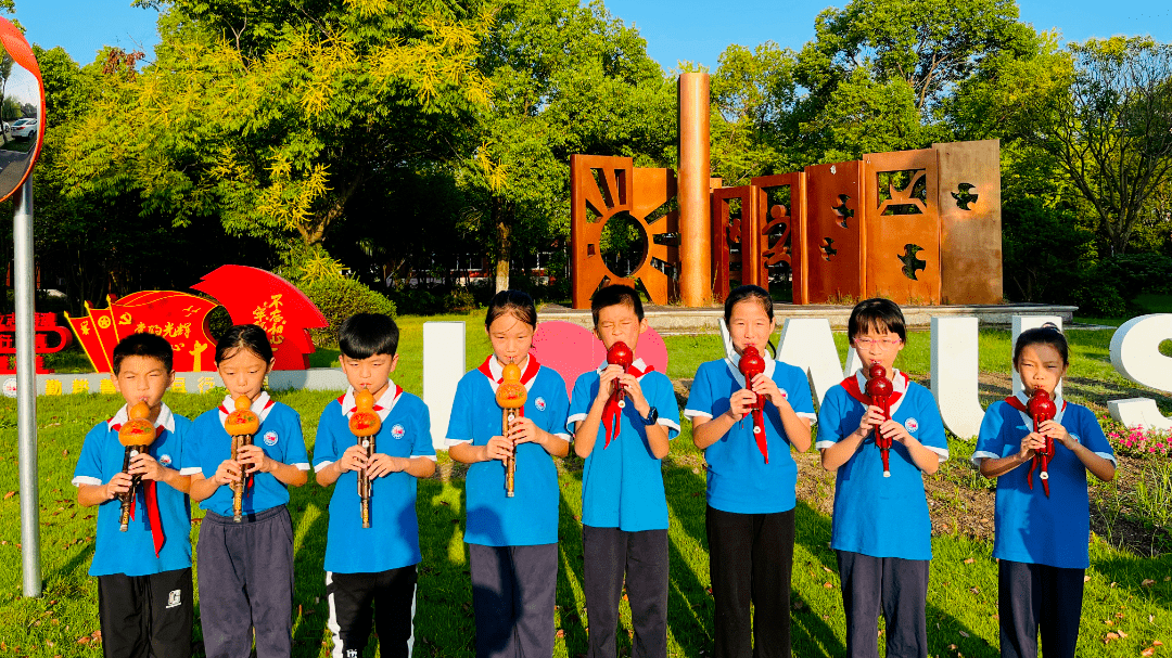 五厍学校洞泾外国语的校园里营造了浓浓的尊师节日氛围.