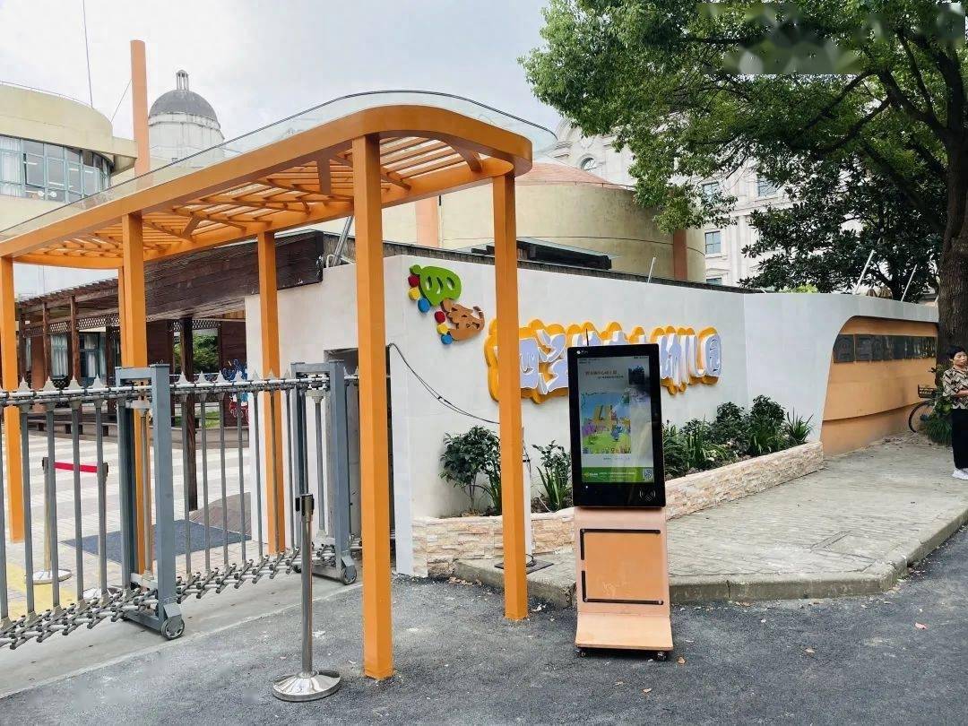 出入口沿围墙建造了一排景观廊架屋顶,屋顶采用双层夹胶钢化玻璃顶