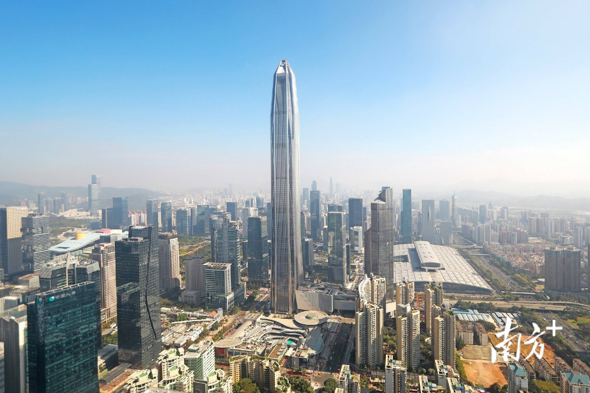 1米的身高其如一把宝剑,直插天际平安国际金融中心深圳的天际线迎来了
