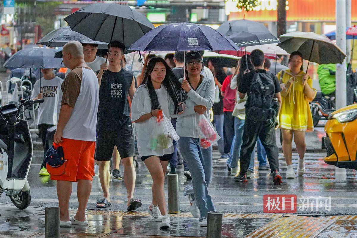 大雨送秋凉_高峰_路面_降雨