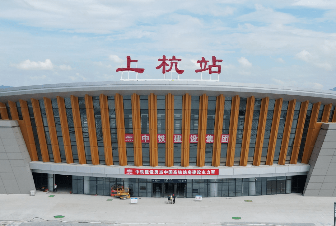 飞檐翘角"与6201根弦杆进行整体焊接通过将站房屋面1343个钢结构球形