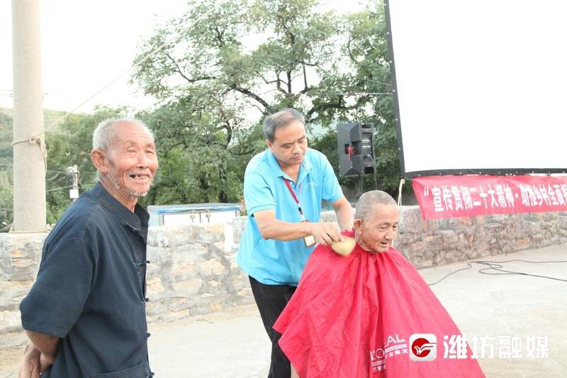 安丘新鲜事：不会理发的电工不是好放映员