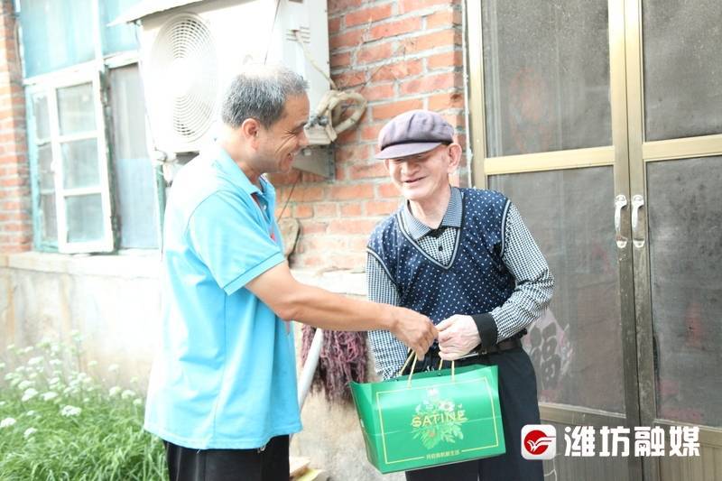 安丘新鲜事：不会理发的电工不是好放映员