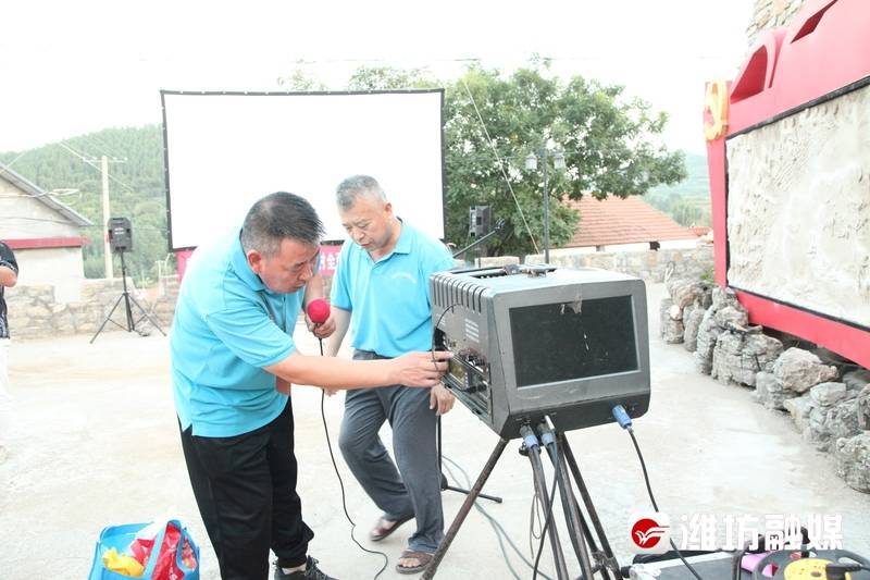 安丘新鲜事：不会理发的电工不是好放映员