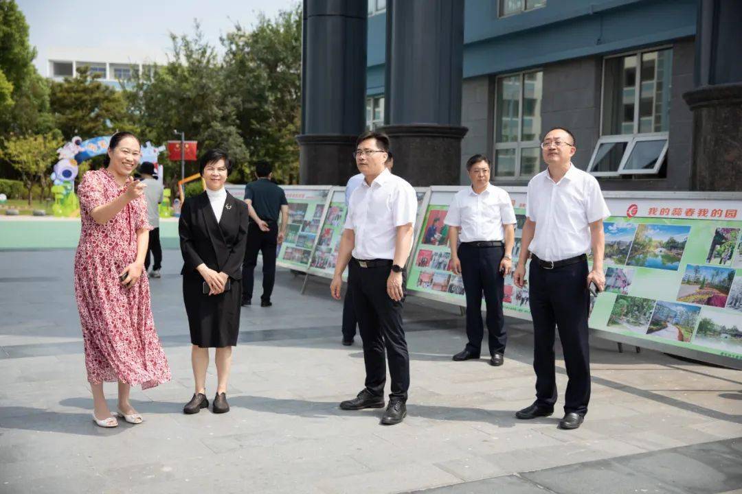 省教育评估院院长周明,省教育装备与勤工俭学管理中心主任沈本领,省
