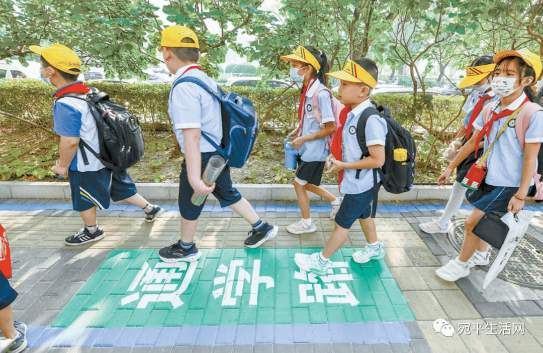 丰台一小校门前不再"一锅粥",施划"通学路"下车进校园一路畅行!_上下