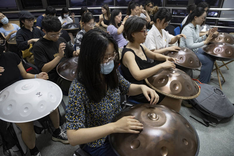 都市白领背着"ufo"来上课,艺术夜校秋季班开班_手语_课程_桥牌