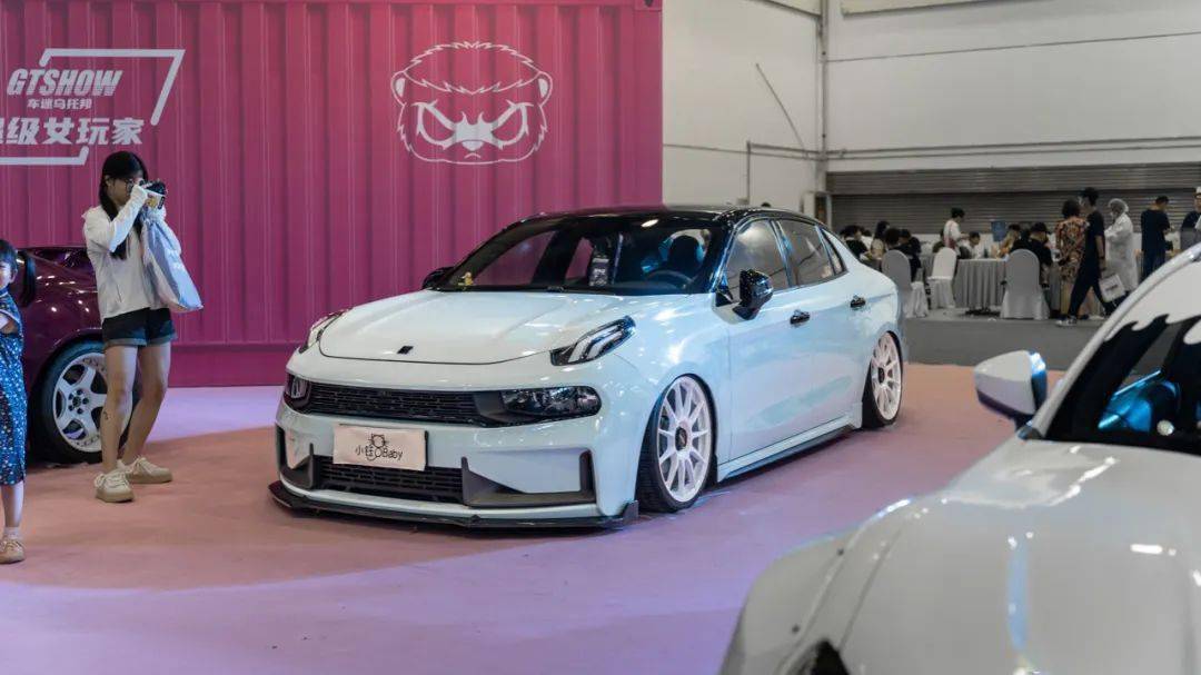 超级女玩家步入"街道制霸"展区,将置身于超级汽车与城市街头的激烈