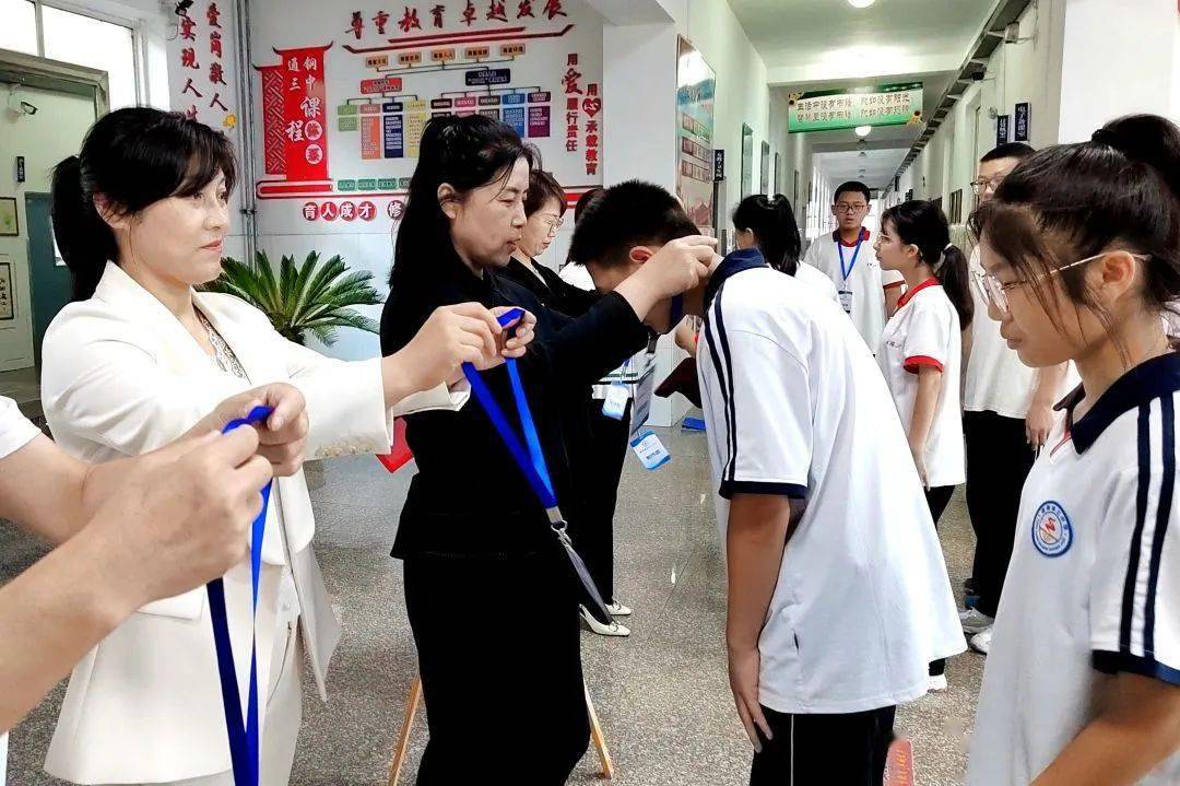 从"融"而行 从"心"出发——通钢三中举行融传媒学生工作站揭牌仪式