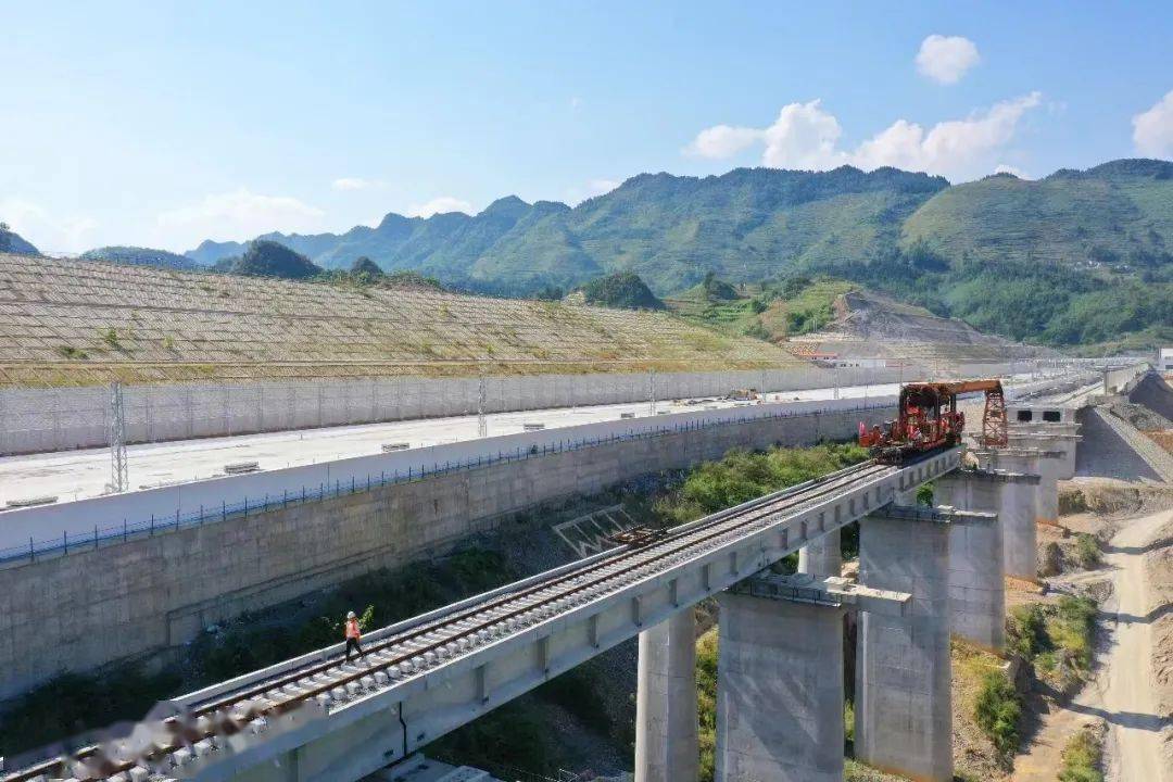 镇雄两个乡镇设站!叙毕铁路全线轨道铺通!预计年底开通!