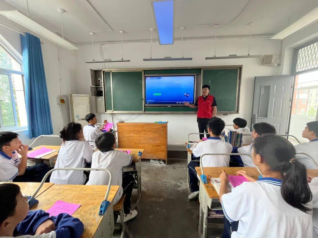综治办,网格办和新时代文明实践志愿者到康驿镇第二中学开展"小手拉大