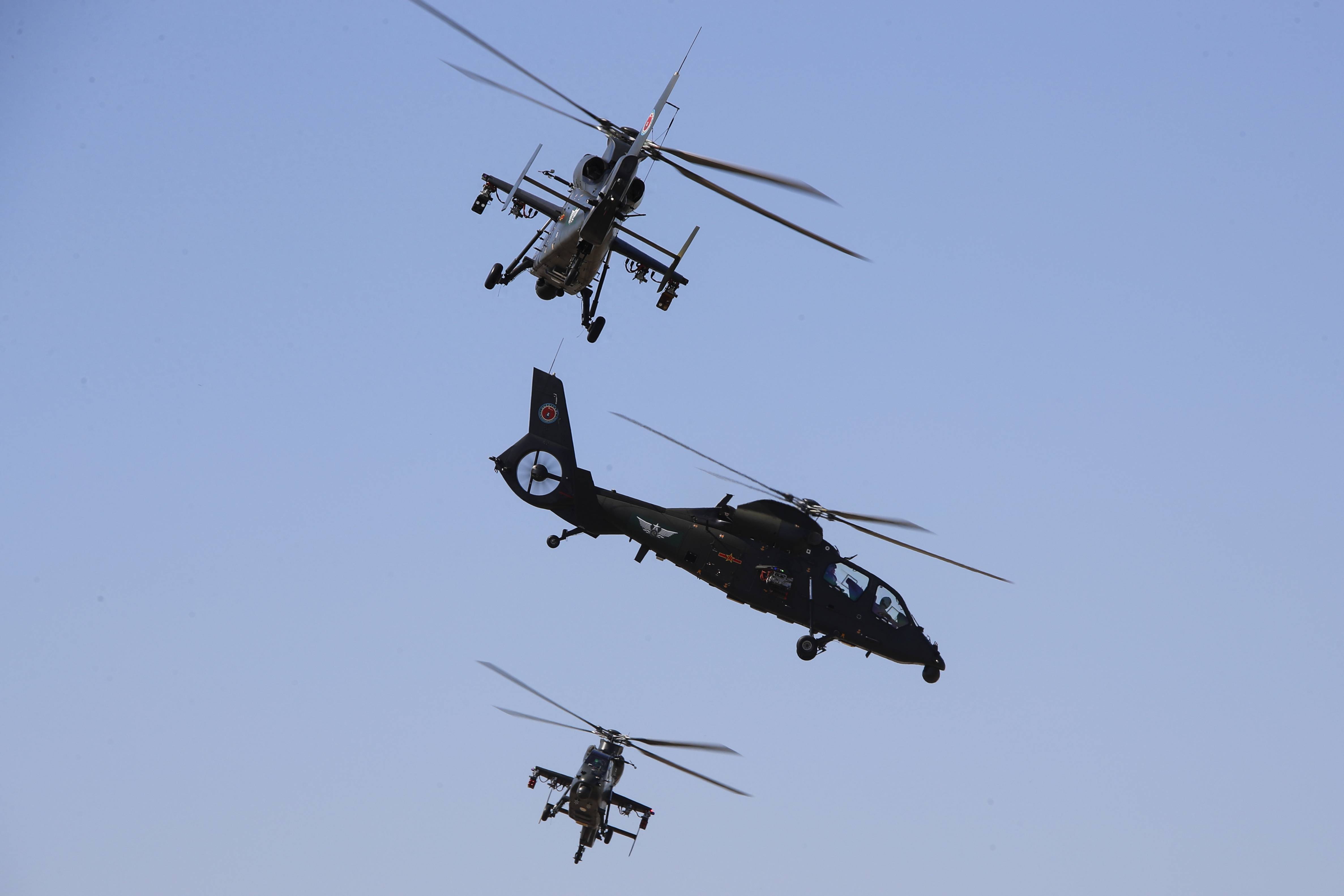 (军事)陆军"风雷"飞行表演队亮相第六届中国天津国际直升机博览会