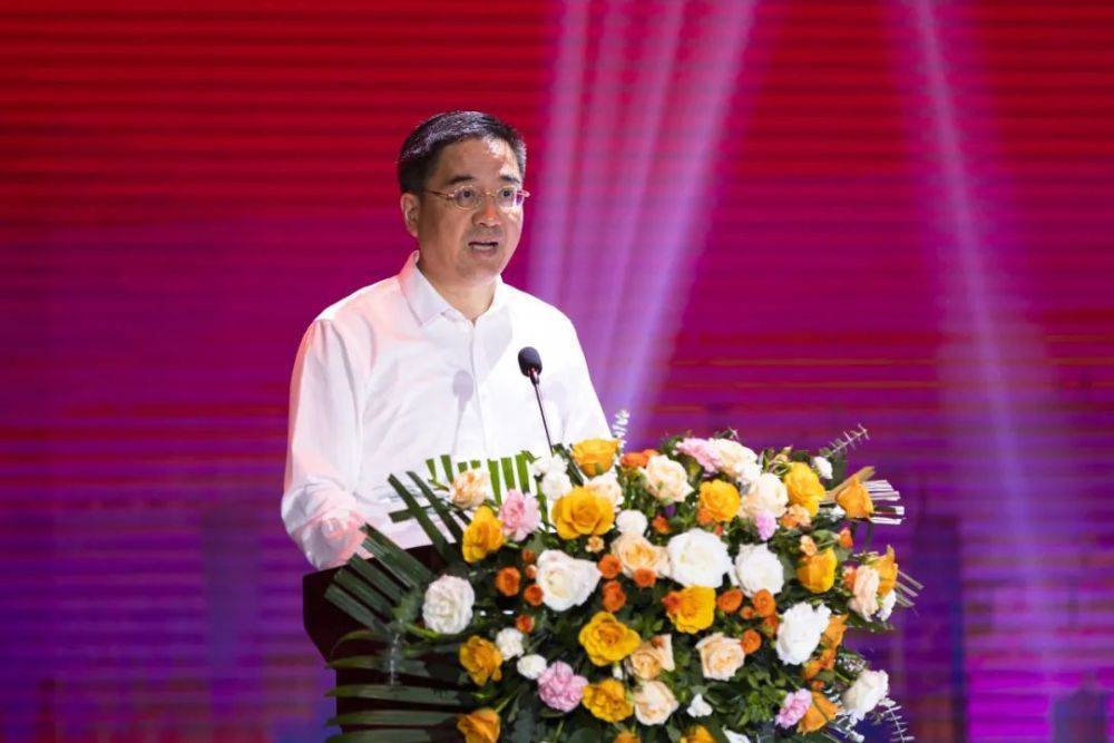 市委教育工委委员,市教委二级巡视员,市语委副主任帅逊主持启动仪式