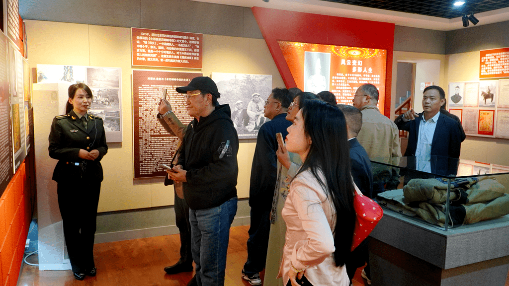 各位专家,学者先后来到杨土司革命纪念馆,禅定寺院,杨土司博峪衙门