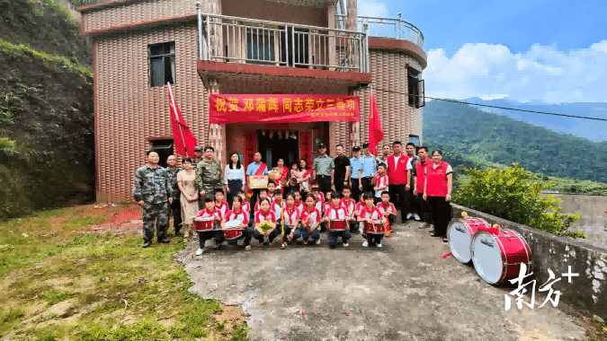 邓蒲辉战士 您的立功喜报送到新垌镇高良村家里啦!_高州市_家属_救怂
