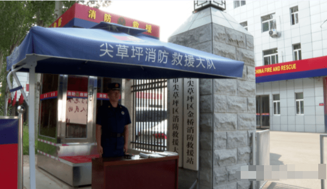 晚上六点,金桥消防救援站的消防队员们刚刚结束一天的忙碌准备开饭.