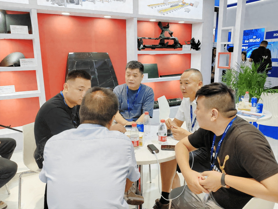 鹰游机械首次亮相中国国际复材展,为复材成型工艺提供标准化,自动化