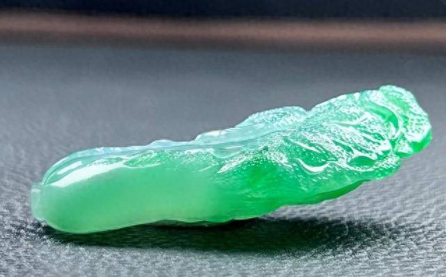 天然本翡翠白菜手彫り