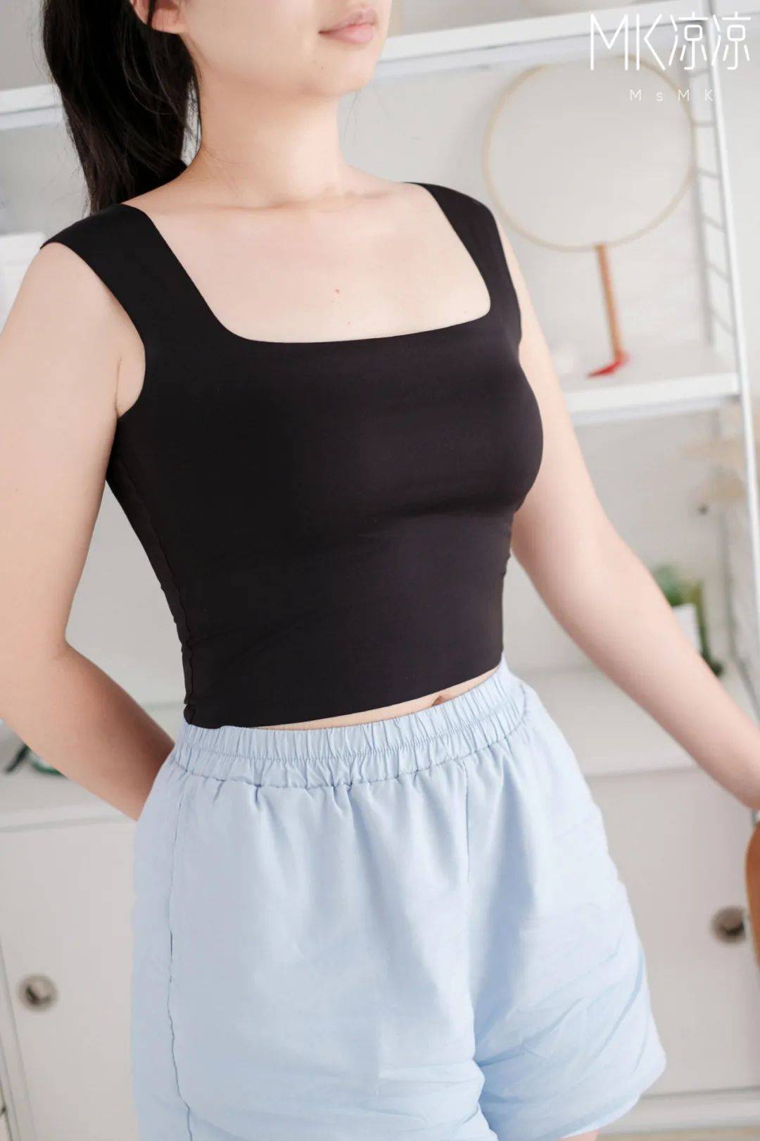 第一款是半练家的u领小吊带,它是赵露思同款,一个比较基础百搭的款式.