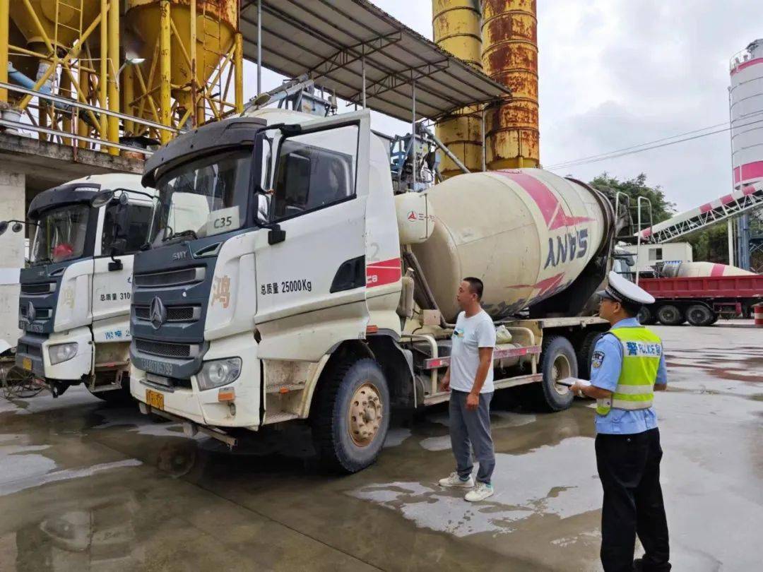 揭西交警棉湖中队进运输企业开展交通安全主题宣传与检查活动_安全带