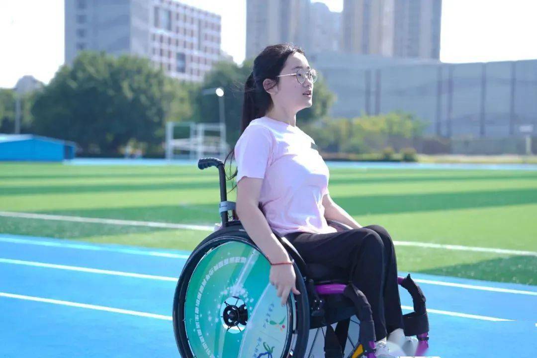 开学一周,轮椅女孩李蒙的大学生活过得咋样?_专业_宿舍_独立